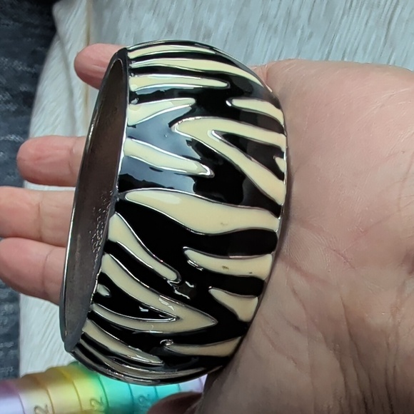 vintage zebra print hinged clamper bangle bracelet featuring enamel details - Picture 5 of 5